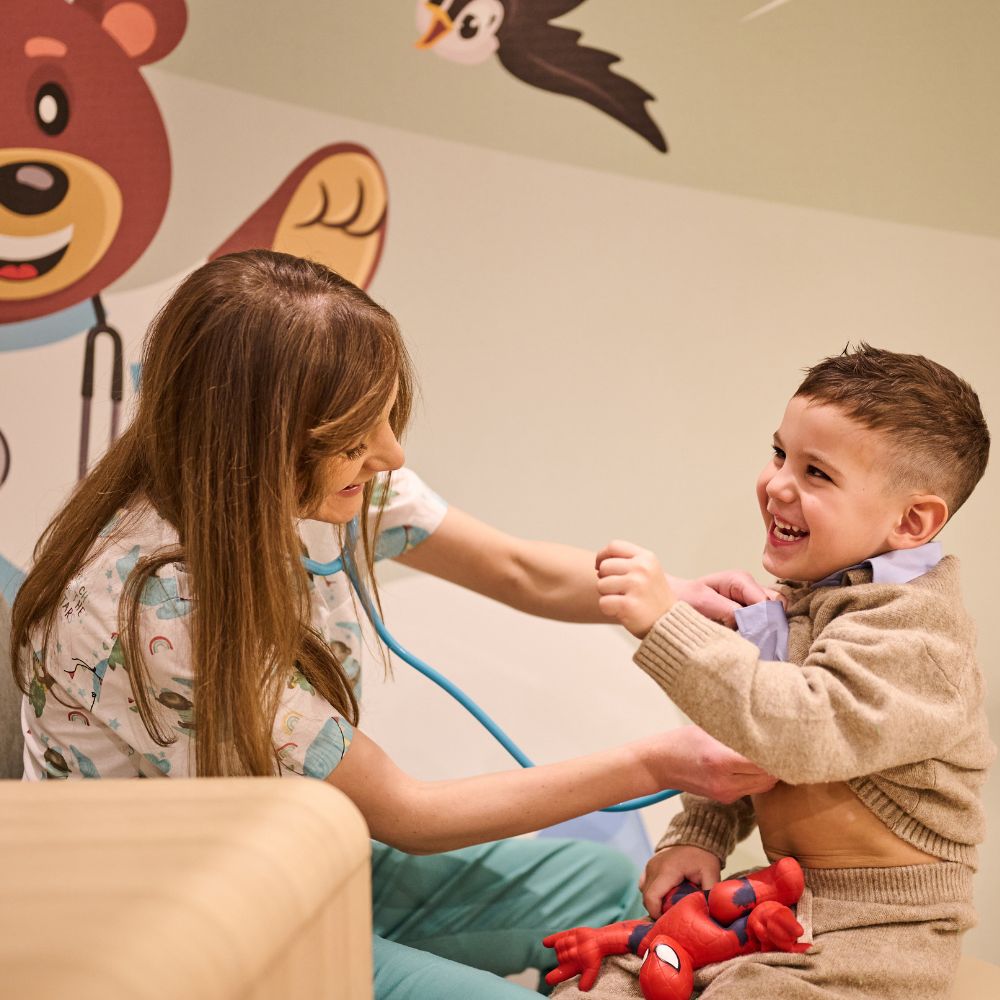 Dete na pedijatrijskom pregledu u Prime Medical Kids dečjoj poliklinici