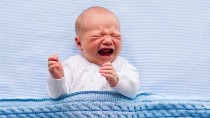 Grčevi kod beba – uzroci, trajanje i saveti za smirivanje