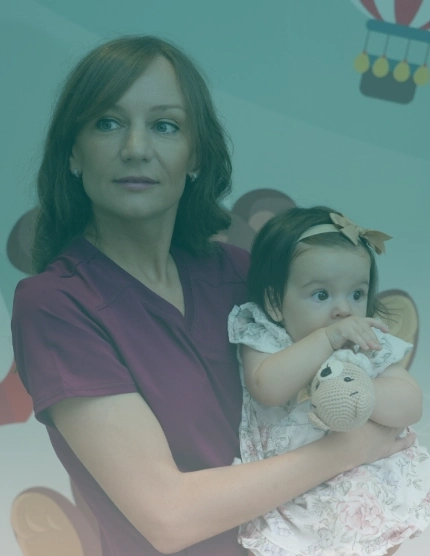Dr Branka Jahura drži bebu - Prime Medical Kids pedijatrija